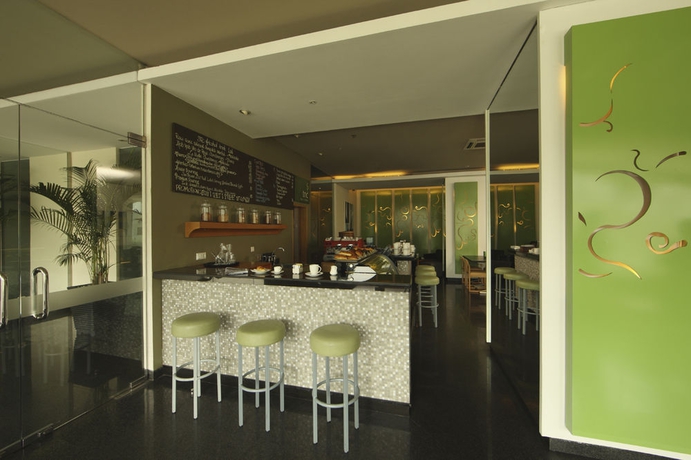 Imagen del bar/restaurante del Hotel Sparks Luxe Jakarta. Foto 2
