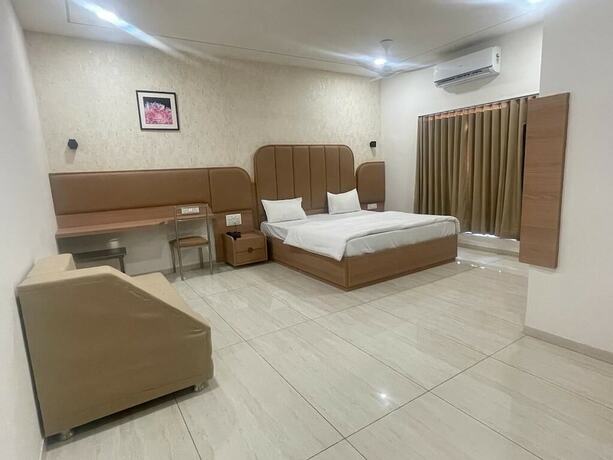 Imagen de la habitación del Hotel Sparsh Inn Morbi. Foto 6
