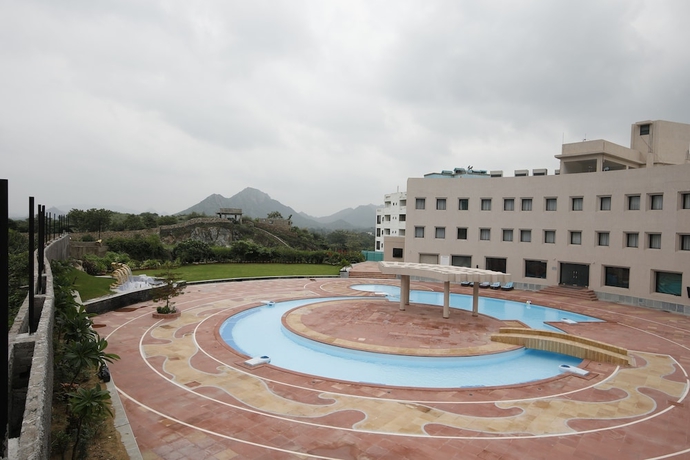 Imagen de la piscina del Hotel Spectrum Resort Spa and Convention. Foto 14