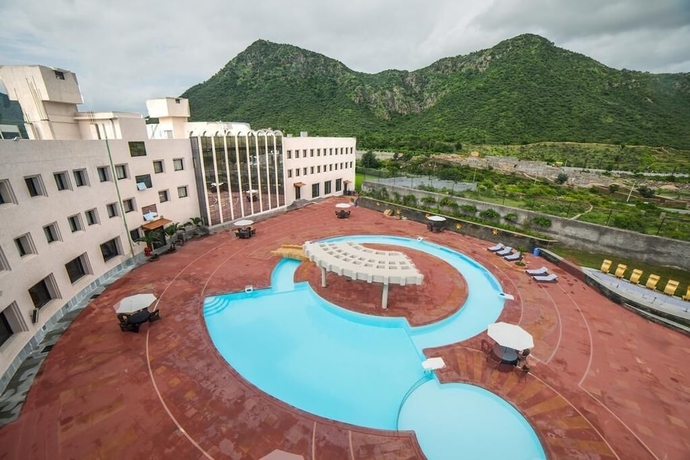 Imagen de la piscina del Hotel Spectrum Resort Spa and Convention. Foto 18
