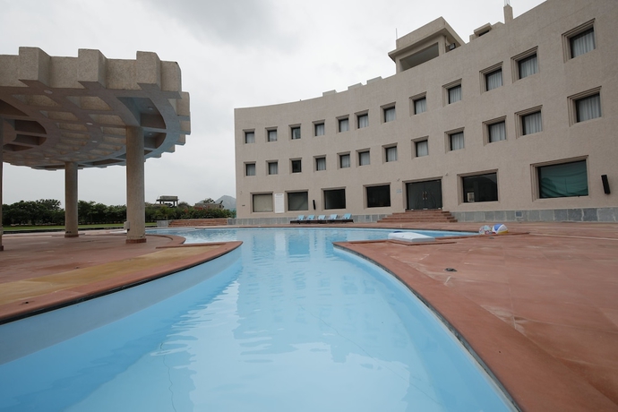 Imagen de la piscina del Hotel Spectrum Resort Spa and Convention. Foto 19