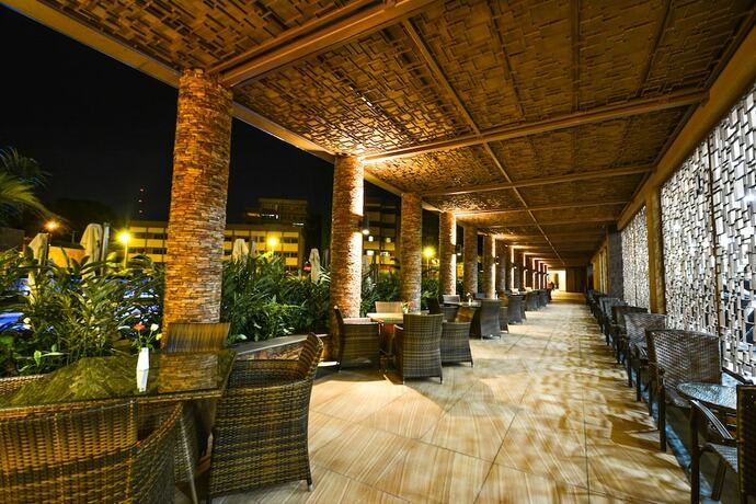 Imagen del bar/restaurante del Hotel Speke Apartments Wampewo. Foto 18