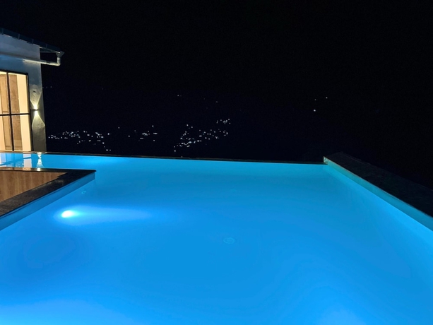 Imagen de la piscina del Hotel Spellmount - Himalayan View Infinity Pool Resort In Kausani. Foto 14
