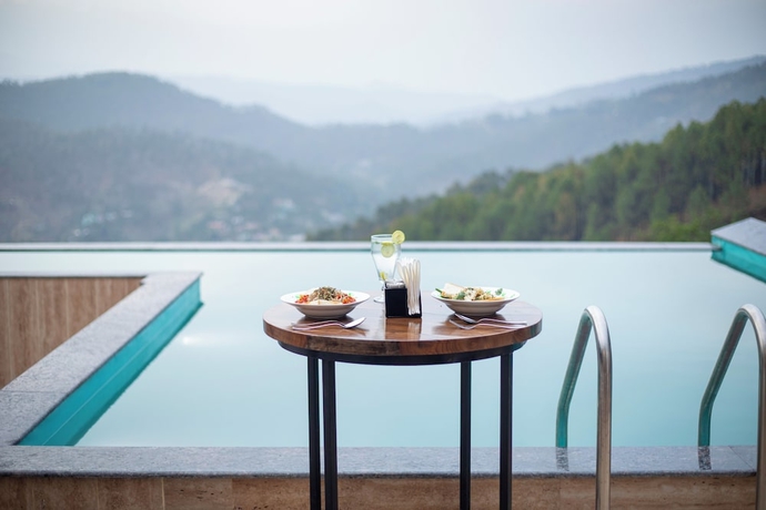 Imagen de la piscina del Hotel Spellmount - Himalayan View Infinity Pool Resort In Kausani. Foto 15
