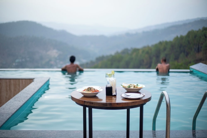 Imagen de la piscina del Hotel Spellmount - Himalayan View Infinity Pool Resort In Kausani. Foto 16