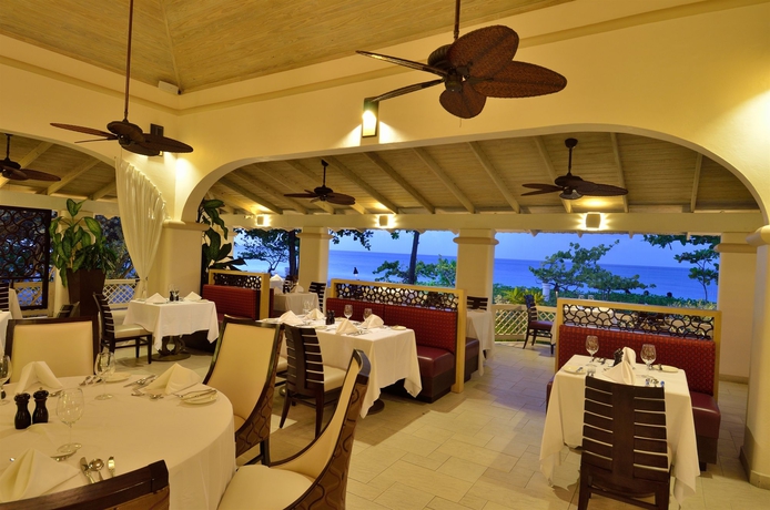 Imagen del bar/restaurante del Hotel Spice Island Beach Resort All Inclusive. Foto 2