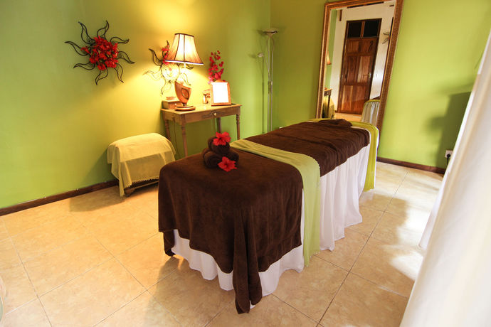 Imagen de los exteriores del Hotel Spice Island and Resort. Foto 11