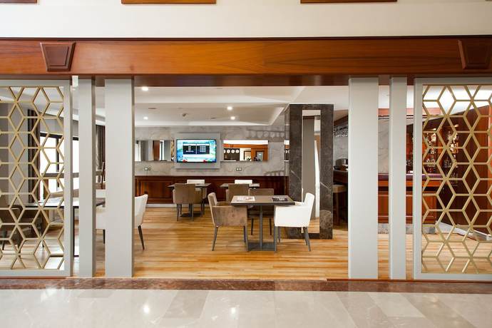 Imagen de los interiores del Hotel Spilos. Foto 19