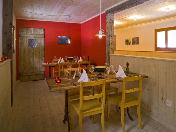 Imagen del bar/restaurante del Hotel Spinas Gasthaus Val Bever - Hostel. Foto 4
