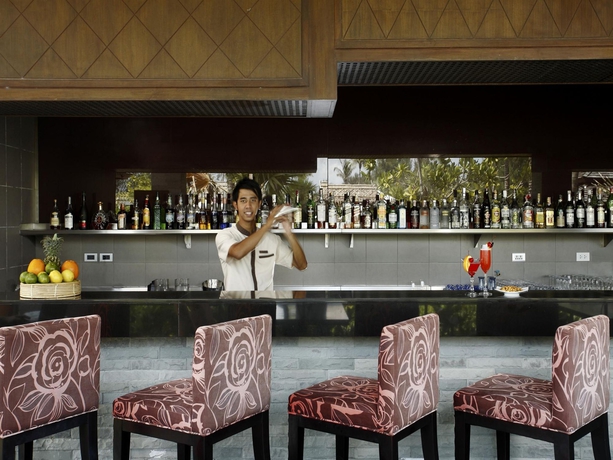 Imagen del bar/restaurante del Hotel Splash Beach Resort, Mai Khao, Phuket - Sha Extra Plus. Foto 2