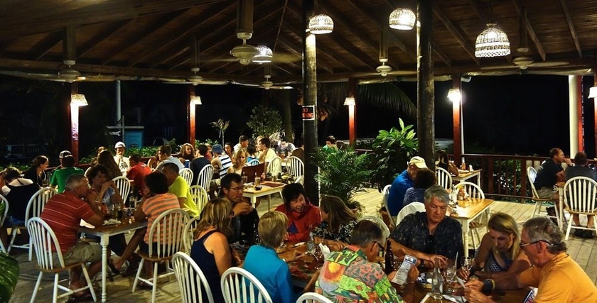 Imagen del bar/restaurante del Hotel Splash Inn Dive Resort and Villas. Foto 3