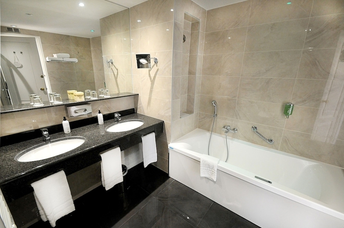 Imagen de la habitación del Hotel Splendid and Spa Nice. Foto 14