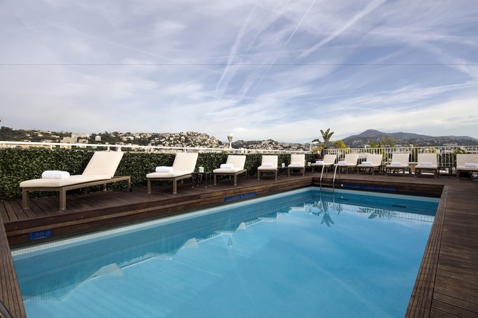 Imagen de la piscina del Hotel Splendid and Spa Nice. Foto 18