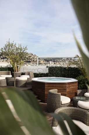 Imagen de la piscina del Hotel Splendid and Spa Nice. Foto 19