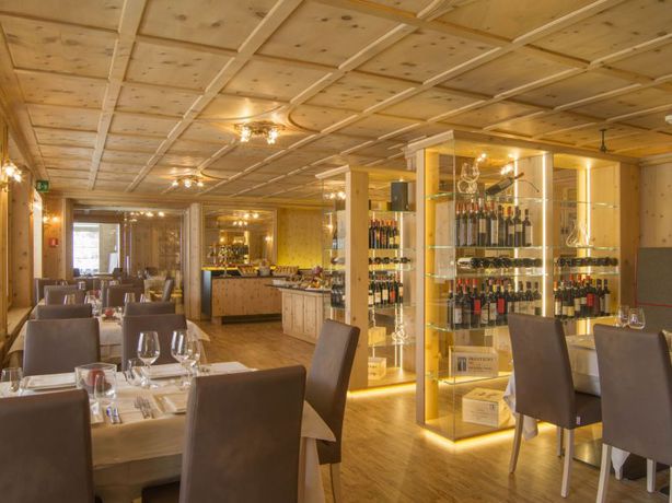 Imagen del bar/restaurante del Hotel Spol Alpine Wellness Spa. Foto 3