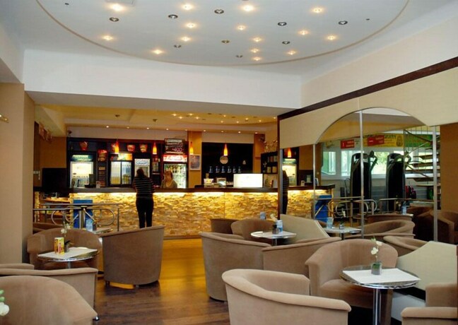 Imagen del bar/restaurante del Hotel Sport, Debrecen. Foto 18