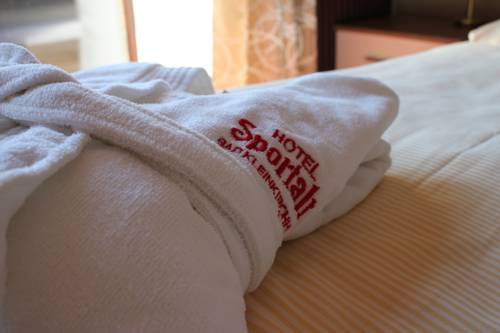 Imagen de la habitación del Hotel Sportalm. Foto 14