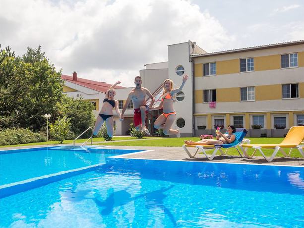 Imagen de la piscina del Hotel Sporthotel Kurz. Foto 16
