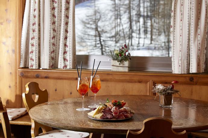 Imagen del bar/restaurante del Hotel Sporthotel Kurzras. Foto 8