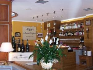 Imagen del bar/restaurante del Hotel Sporting Aparthotel. Foto 2