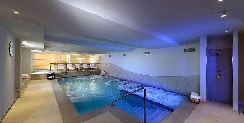 Imagen de la piscina del Hotel Sporting Ravelli. Foto 16