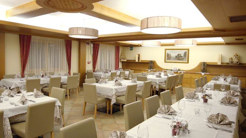 Imagen del bar/restaurante del Hotel Sporting Ravelli. Foto 2