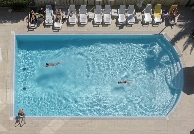 Imagen de la piscina del Hotel Sporting, Rimini. Foto 14
