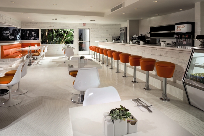 Imagen del bar/restaurante del Hotel Sportsmen's Lodge. Foto 6