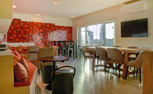 Imagen del bar/restaurante del Hotel Spot Family Suites. Foto 2