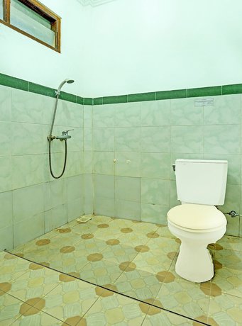 Imagen de la habitación del Hotel Spot On 90100 Kediri Bandungan. Foto 5