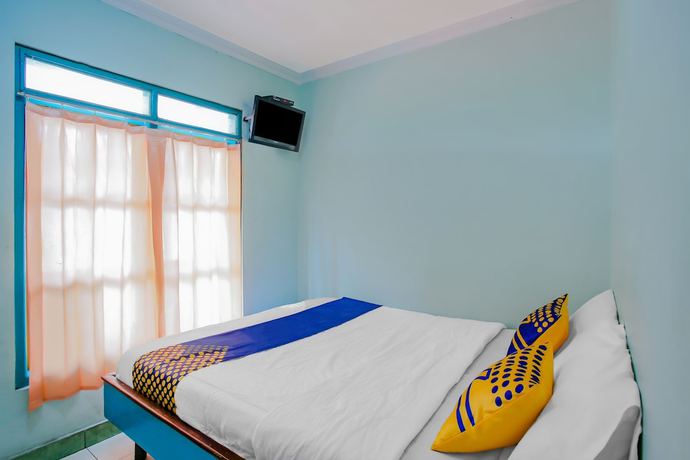 Imagen de la habitación del Hotel Spot On 90100 Kediri Bandungan. Foto 8