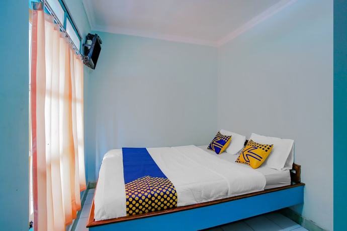 Imagen de la habitación del Hotel Spot On 90100 Kediri Bandungan. Foto 11