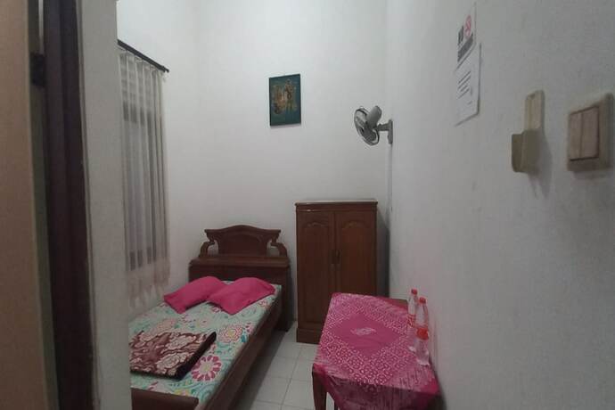 Imagen de la habitación del Hotel Spot On 93324 Hadi Homestay Syariah. Foto 6