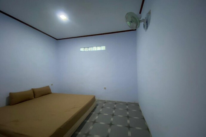 Imagen de la habitación del Hotel Spot On 93510 Penginapan Melati Tanjung. Foto 23