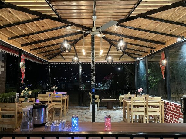 Imagen del bar/restaurante del Hotel Spring Birds, Bhimtal. Foto 14