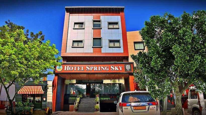 Imagen general del Hotel Spring Sky Mughalsarai by ShriGos. Foto 11