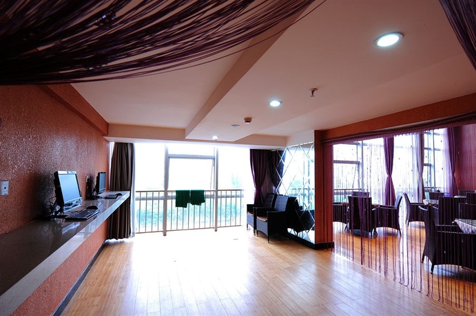 Imagen de los interiores del Hotel Spring Time. Foto 10