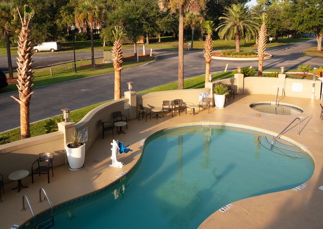 Imagen de la piscina del Hotel SpringHill Suites Charleston Riverview. Foto 19