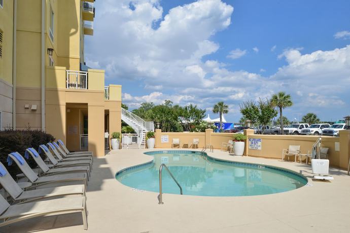 Imagen de la piscina del Hotel SpringHill Suites Charleston Riverview. Foto 20