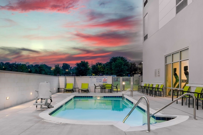 Imagen de la piscina del Hotel SpringHill Suites Charlotte Airport Lake Pointe. Foto 19