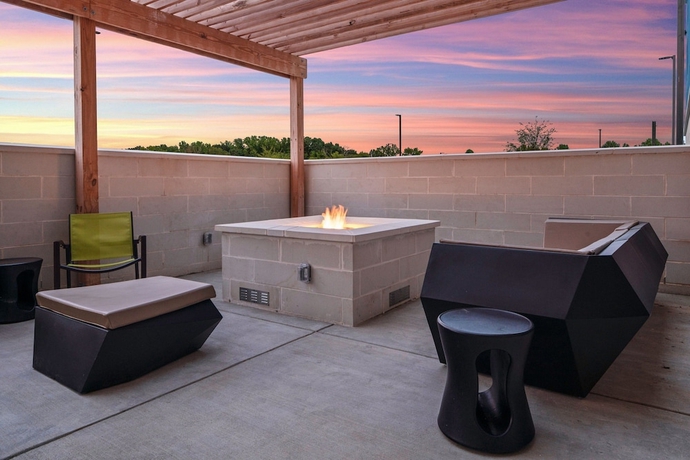 Imagen de los interiores del Hotel SpringHill Suites Charlotte Airport Lake Pointe. Foto 17