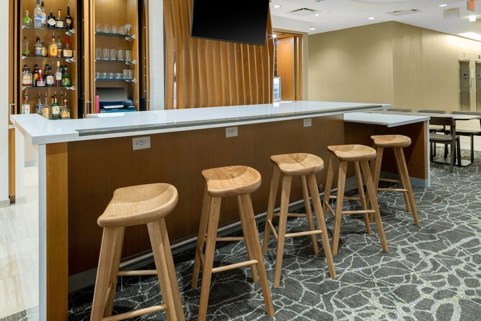 Imagen del bar/restaurante del Hotel SpringHill Suites Charlotte Airport Lake Pointe. Foto 3