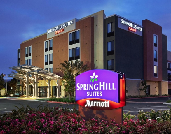 Imagen de los exteriores del Hotel SpringHill Suites Irvine John Wayne Airport/Orange County. Foto 6