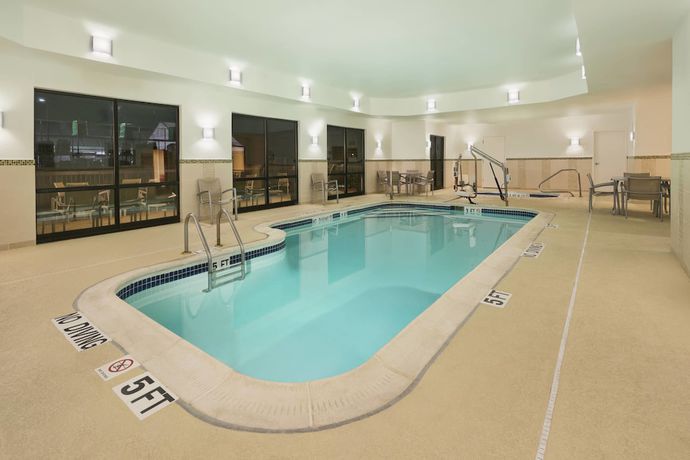 Imagen de la piscina del Hotel SpringHill Suites Mishawaka-Uinversity Area. Foto 16