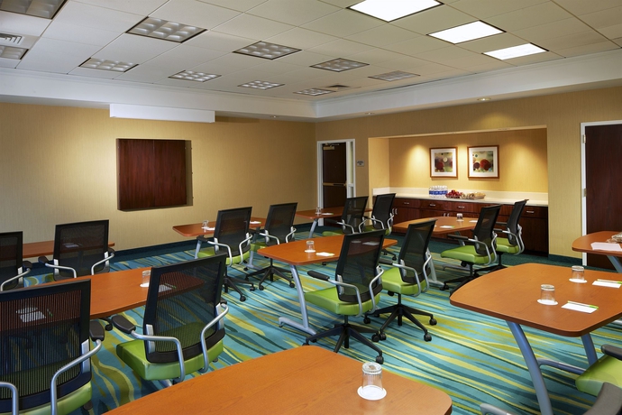 Imagen de los interiores del Hotel SpringHill Suites Newark Liberty International Airport. Foto 8