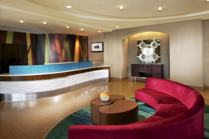 Imagen de los interiores del Hotel SpringHill Suites Newark Liberty International Airport. Foto 9