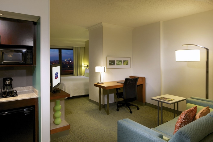 Imagen de los interiores del Hotel SpringHill Suites Newark Liberty International Airport. Foto 10