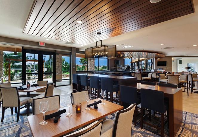 Imagen del bar/restaurante del Hotel SpringHill Suites Paso Robles Atascadero. Foto 2