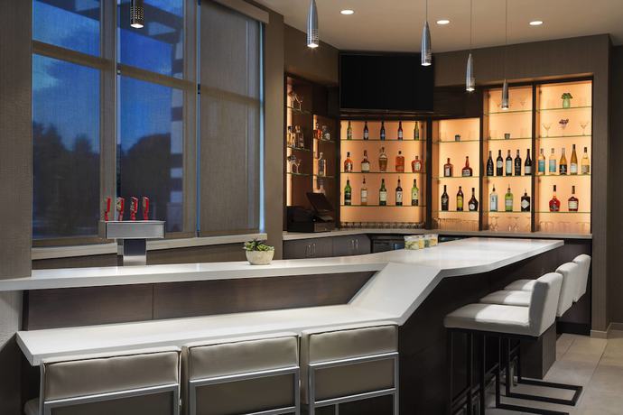 Imagen del bar/restaurante del Hotel SpringHill Suites by Marriott Belmont Redwood Shores. Foto 2