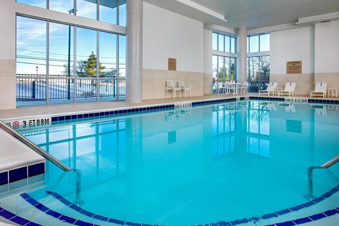 Imagen de la piscina del Hotel SpringHill Suites by Marriott Boston Logan Airport Revere Beach. Foto 12